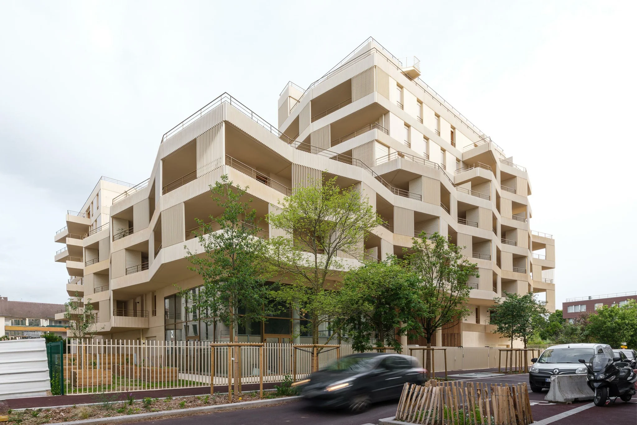 Street view of Paysage Habité in Rueil-Malmaison, showing stepped balconies, pale concrete and planted terraces